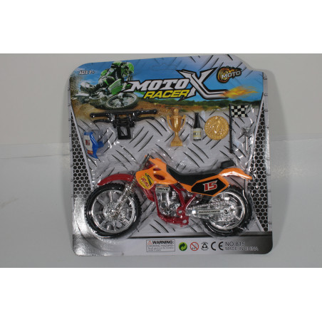 MOTOCICLETA CU ACCESORII LA TIPLA 815 (72/144)